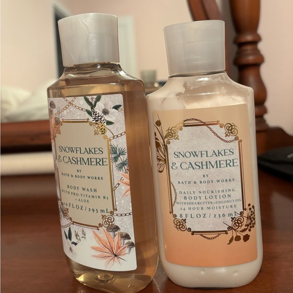 Bath & Body Works ‘Snowflake and Cashmere’ Soap and Lotion Pack - Picture 2 of 3